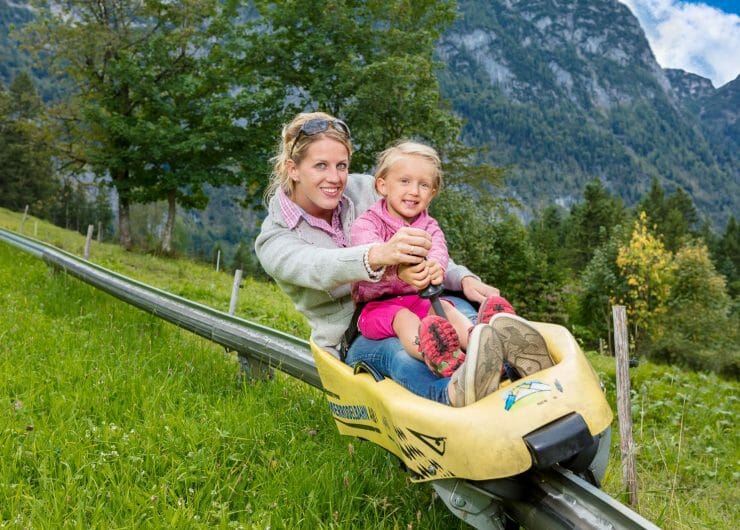 Na semaforech se rozsvítí zelená a trasa pokračuje z výchozího bodu horní stanice ve výšce 1 139 m zatáčkami až 2 kilometry do údolí v Abtenau v regionu Tennengau.