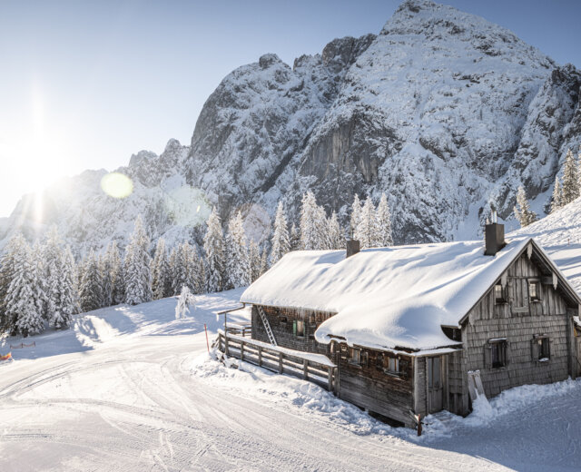 Skihütte in Dachstein West (c) DAG, MirjaGeh Lyžařská chata v zasněžených horách Dachstein West