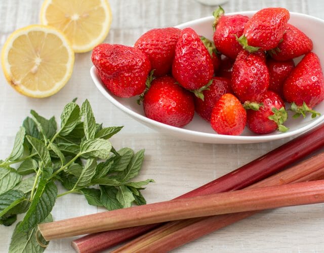 Eis-Smoothie-mit-Rhabarber-und-Erdbeeren Suroviny na jahodové smoothie
