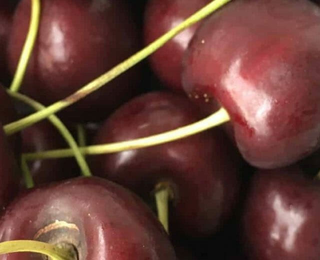 kirschen-x2013-sommerliches-superfood_salzburgschmeckt-at_-1920×658 Tmavě červené čerstvé třešně patří k létu