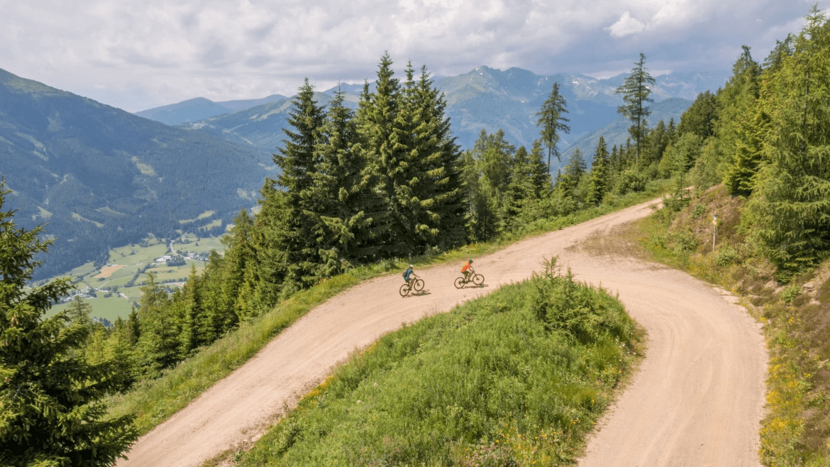 Cyklisté jedou do kopce na horských kolech v Salcburském Lungau