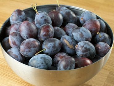 Čerstvé fialovo-modré švestky, ze kterých se dá připravit kompot, dezerty nebo povidla