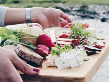 Brettljause Typické pohoštění ve formě svačiny na prkénku se skládá ze sýrů, zeleniny, bylinek, uzenin, pomazánek a chleba, vše domácí výroby