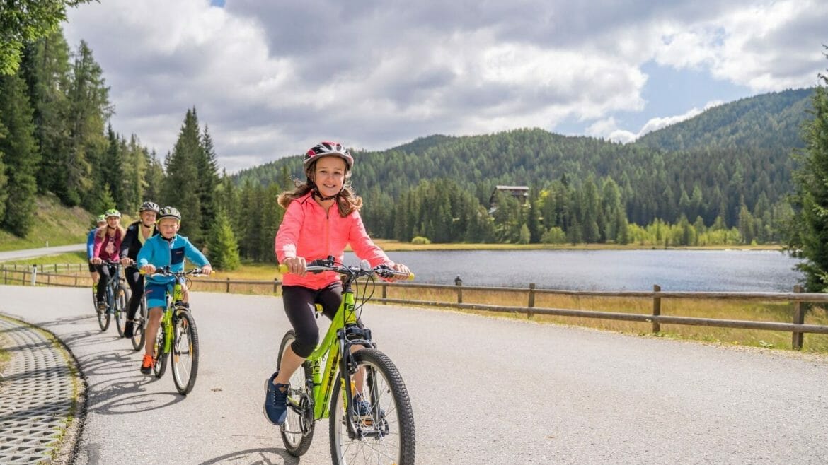 Rodiče jedou s dětmi na kolech na trase k jezeru Prebersee v Salcburském Lungau. Na trase je třeba počítat se stoupáním.