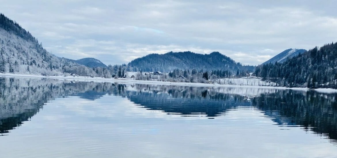 Jezero Hintersee nedaleko Faistenau je vzdáleno asi půl hodiny jízdy od Salcburku. Okruh kolem jezera je dlouhý asi pět kilometrů