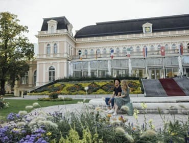 Park s rozkvetlou květinovou zahradou před Kongresovým centrem a divadlem v Bad Ischlu