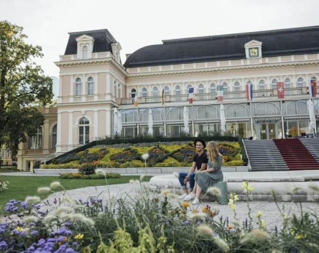 Park s rozkvetlou květinovou zahradou před Kongresovým centrem a divadlem v Bad Ischlu