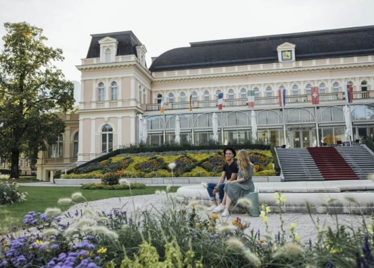 Park s rozkvetlou květinovou zahradou před Kongresovým centrem a divadlem v Bad Ischlu