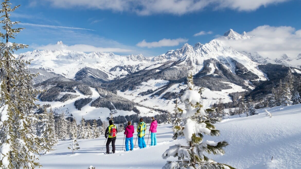 Panorama zasněžených Alp obdivují lyžaři ve Filzmoosu