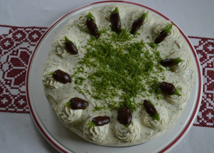 Ze zdravých a voňavých smrkových výhonků lze vytvořit lahodný dort s mascarpone a smetanou