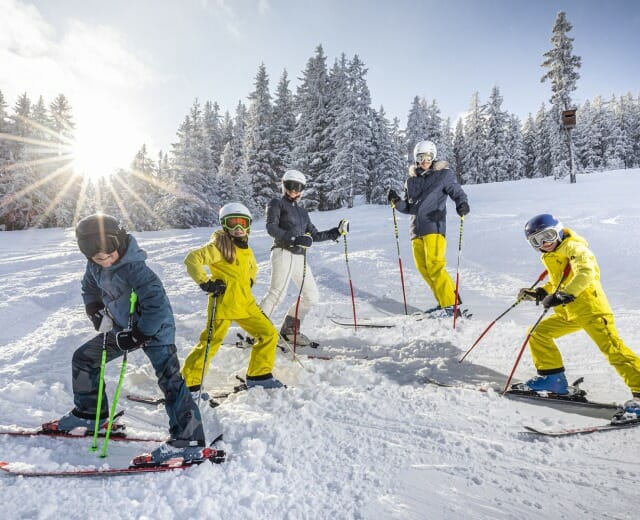 filzmoos-50-1 Rodina na svahu ve Filzmoosu se sluncem za zády