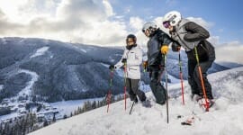 Zábava na lyžích na zasněžených svazích ve Filzmoos v Salcburském sportovním světě