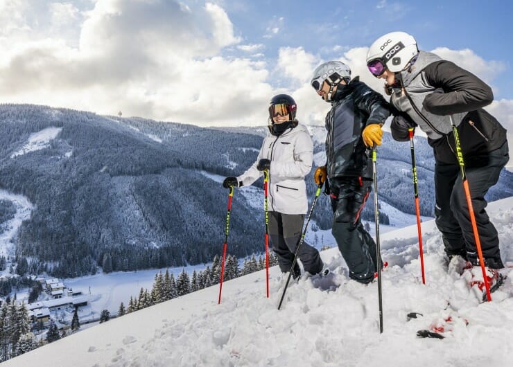 Zábava na lyžích na zasněžených svazích ve Filzmoos v Salcburském sportovním světě