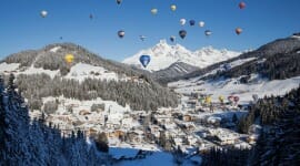 Nebe nad zimním Filzmoosem je na týden v lednu poseté barevnými balony