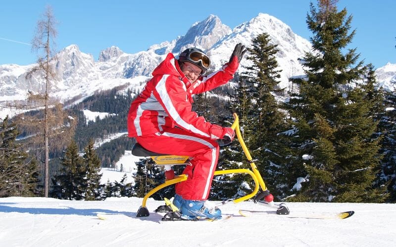 Snowbike neboli sněžné kolo zvládá mokrý i tvrdý sníh, prašan, uježděnou nebo prošlapanou zimní cestu.