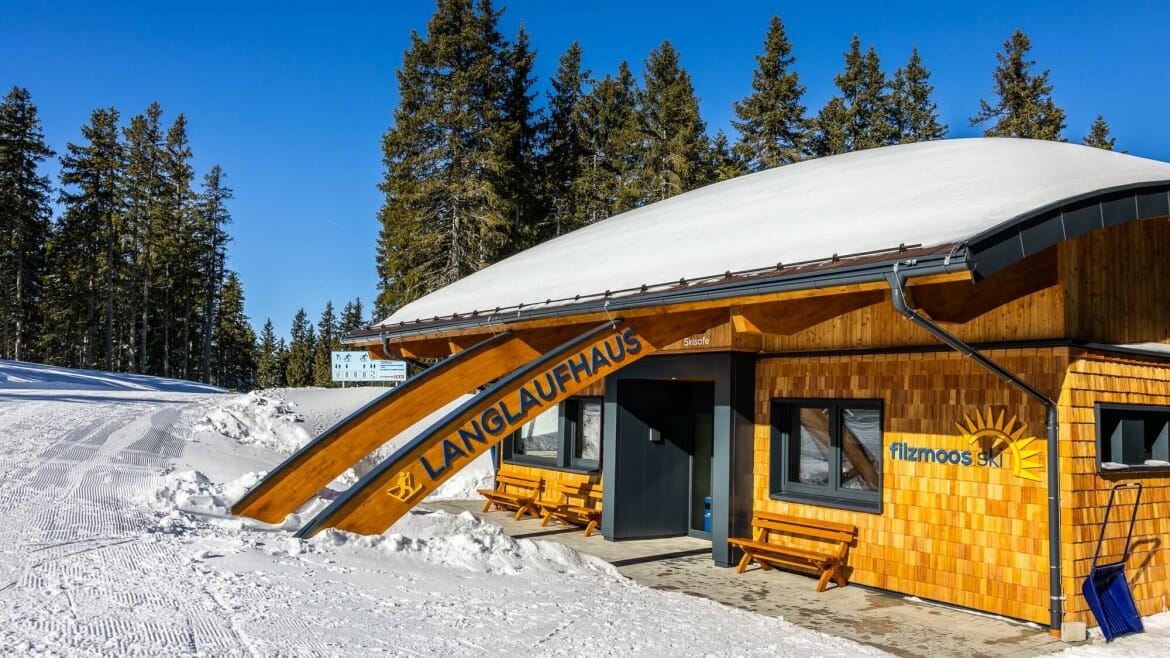 Nová žlutá budova se zázemím pro lyžaře přímo u horní stanice lanovky Papageno. K dispozici je info prostor, WC, převlékárna a zamykatelná úschovna.