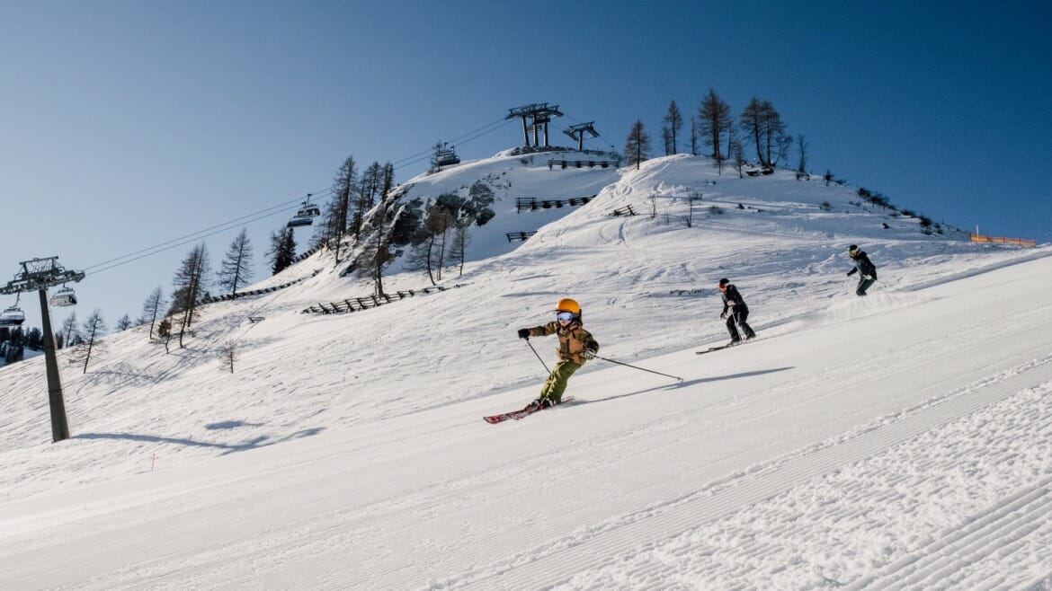 Děti lyžují na okruhu 12 Peaks Trophy, který spojuje 12 vrcholů a 5 údolí