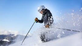 Snow and Fun in Filzmoos im SalzburgerLand©ChristianFischbacher_www.filzmoos.at Lyžař v zimní výstroji si užívá sjezd prašanem po skitouringu ve Filzmoosu