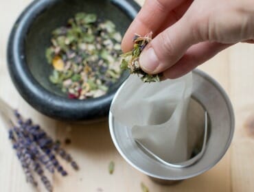 Sušené byliny se při přípravě pouze lehce rozdrtí prsty a vloží do čajového sáčku.