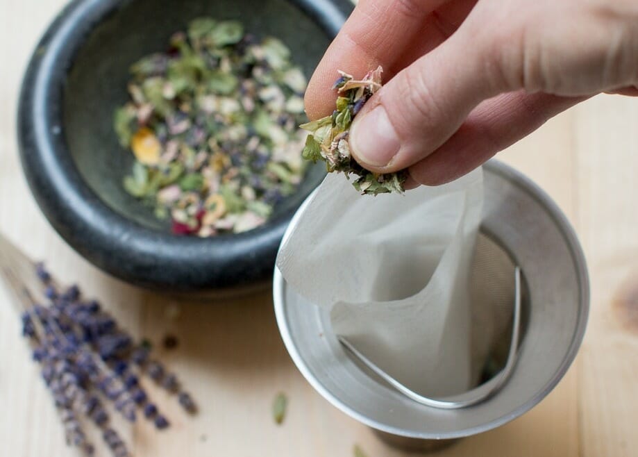Sušené byliny se při přípravě pouze lehce rozdrtí prsty a vloží do čajového sáčku.
