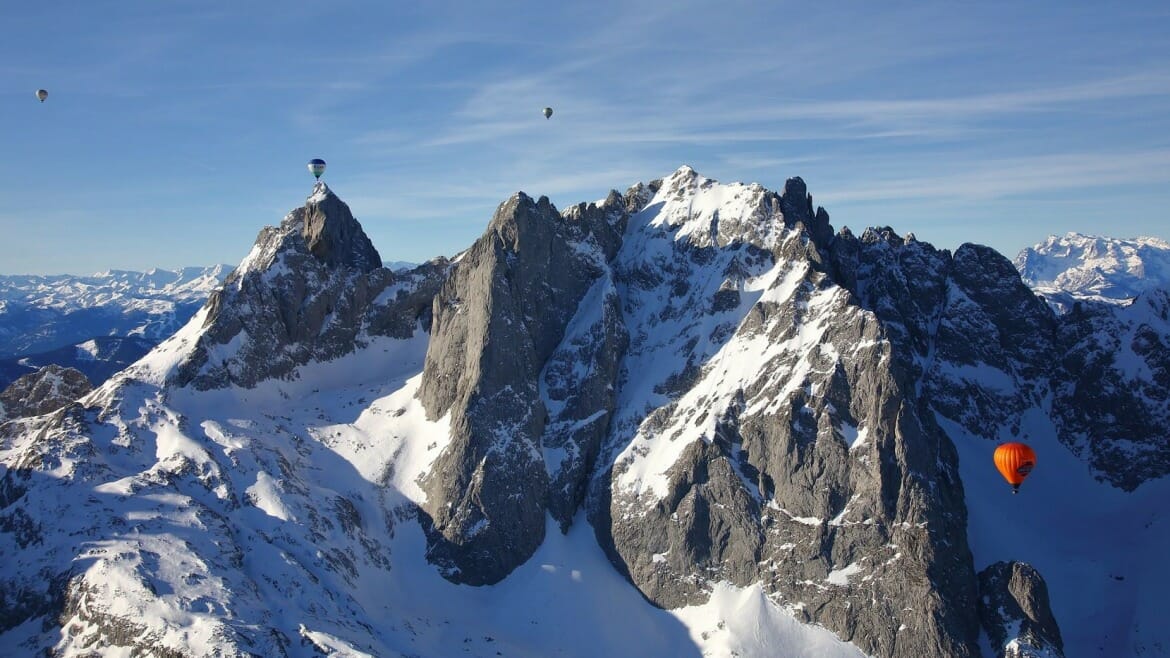 V lednu se barevné balony vznáší mezi šíty hor okolo Dachsteinu