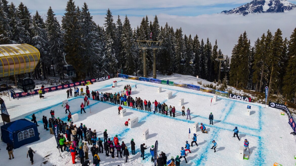 Mezinárodní mistrovství v Yukigassen ve Filzmoosu © Tourismusverband Filzmoos, Andrew Phelps Zasněžené hřiště pro Yukigassen ve Filzmoosu obklopené diváky a týmy hráčů (Zvětšený pohled)