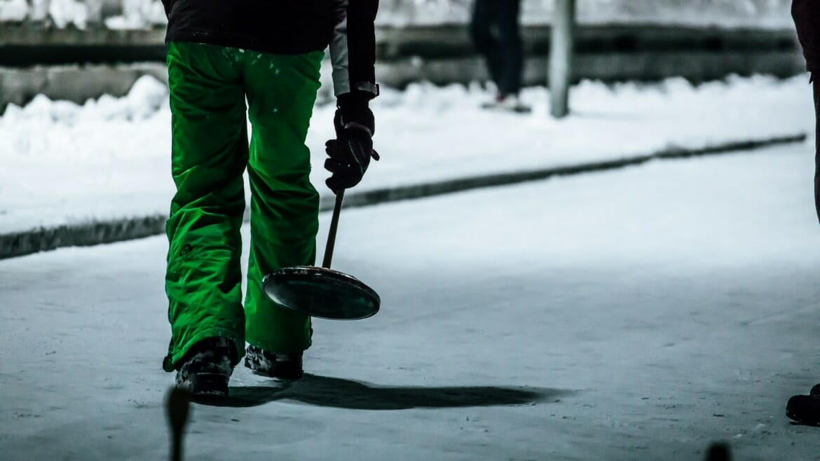 Metaná na ledě je podobná curlingu a můžete si ji zahrát na dráhách ve Wagrainu a Kleinarlu