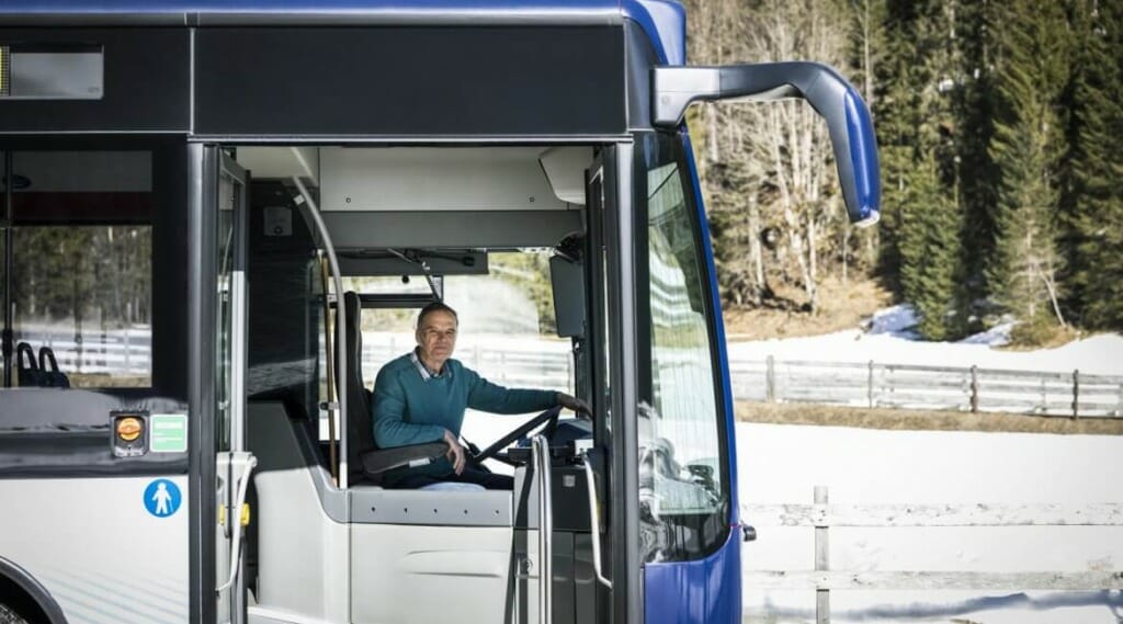 Řidič autobusu, který vozí turisty a lyžaře v zimním středisku Wagrain-Kleinarl k vlekům