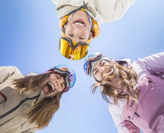 print-slt-jugendshooting-2023-41-videoframe-1170×658 Našli jsme se! Jsme jeden tým, který sdílí stejnou vášeň. Zima nás spojuje. Na horách, na sněhu, na sjezdovce, na svahu stranou od ní, ve snowparku i na natě. Netřeba vymýšlet žádné velké novinky. Stačí jen radost ze života. Jsme Generation Winter.