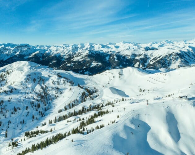 Panorama se zasněženými horami v jedné z nejoblíbenějších turistických destinací, zimním Wagrainu-Kleinarlu