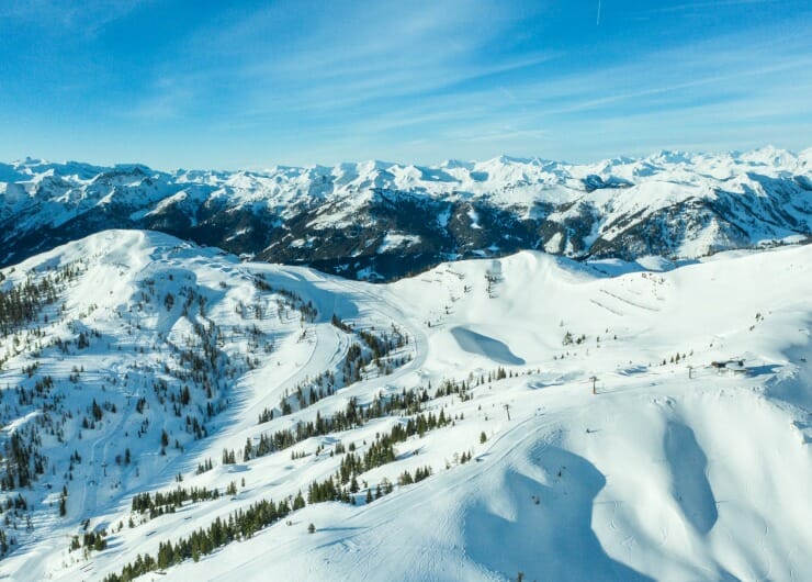 Panorama se zasněženými horami v jedné z nejoblíbenějších turistických destinací, zimním Wagrainu-Kleinarlu