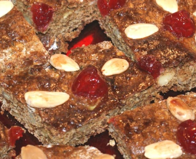 Headerbild-neu-1600×550 Perníkové řezy, které voní kořením, kandovaným ovocem a medem