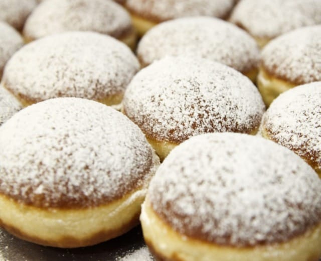 Masopustní koblihy s meruňkovou marmeládou bohatě posypané moučkovým cukrem