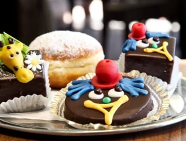 Sladké koblihy posypané cukrem a zdobené čokoládou nebo veselými motivy patří k masopustu v Salcbursku