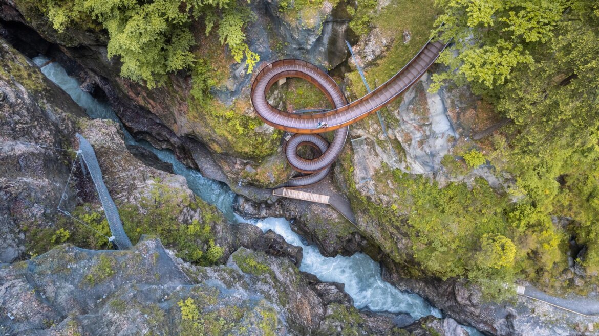 Jeden z nejkrásnějších výletních cílů v Salcburském sportovním světě © JOsalzburg.com Letecký pohled na točitou dřevěnou lávku ve Svatém Janu, která je ideální pro dobrodružství na rodinné létě. (Zvětšený pohled)