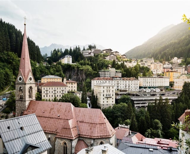 Pohled na lázeňské město Bad Gastein z promenády císaře Wilhelma