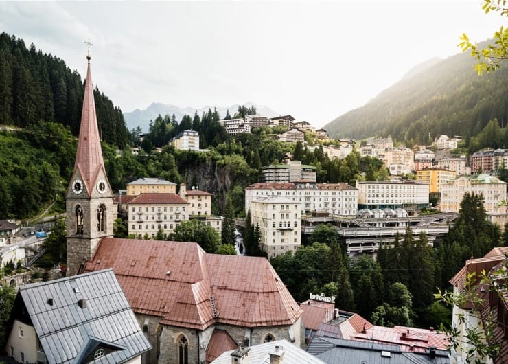 Pohled na lázeňské město Bad Gastein z promenády císaře Wilhelma