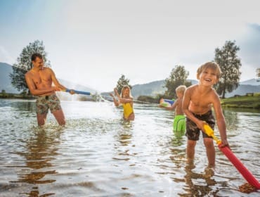 Rodina se koupe v jezeře ve Flachau
