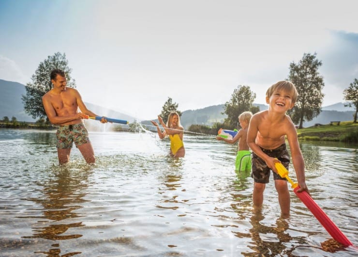 Rodina se koupe v jezeře ve Flachau
