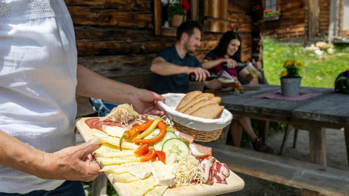 Tradiční "Brettljause", tedy svačina na prkénku složená ze sýrů, uzenin a dalších domácích produktů