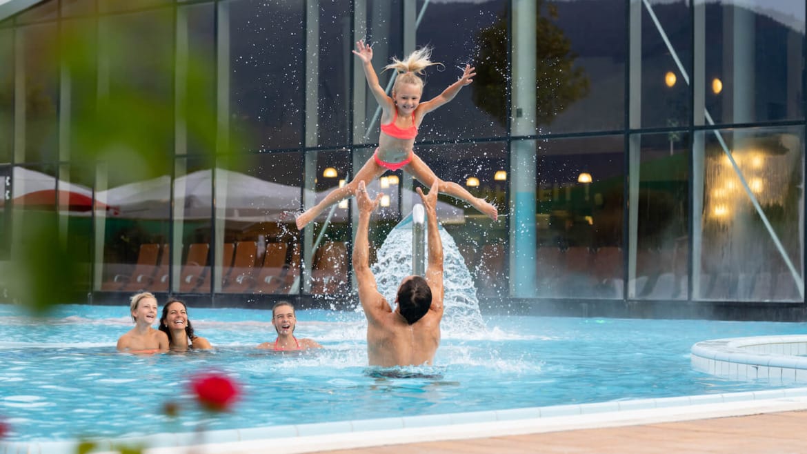 Návštěvníci si užívají bazén s vlnami a masážními tryskami, vodu s různou koncentrací solanky