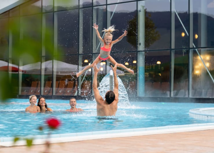 Návštěvníci si užívají bazén s vlnami a masážními tryskami, vodu s různou koncentrací solanky
