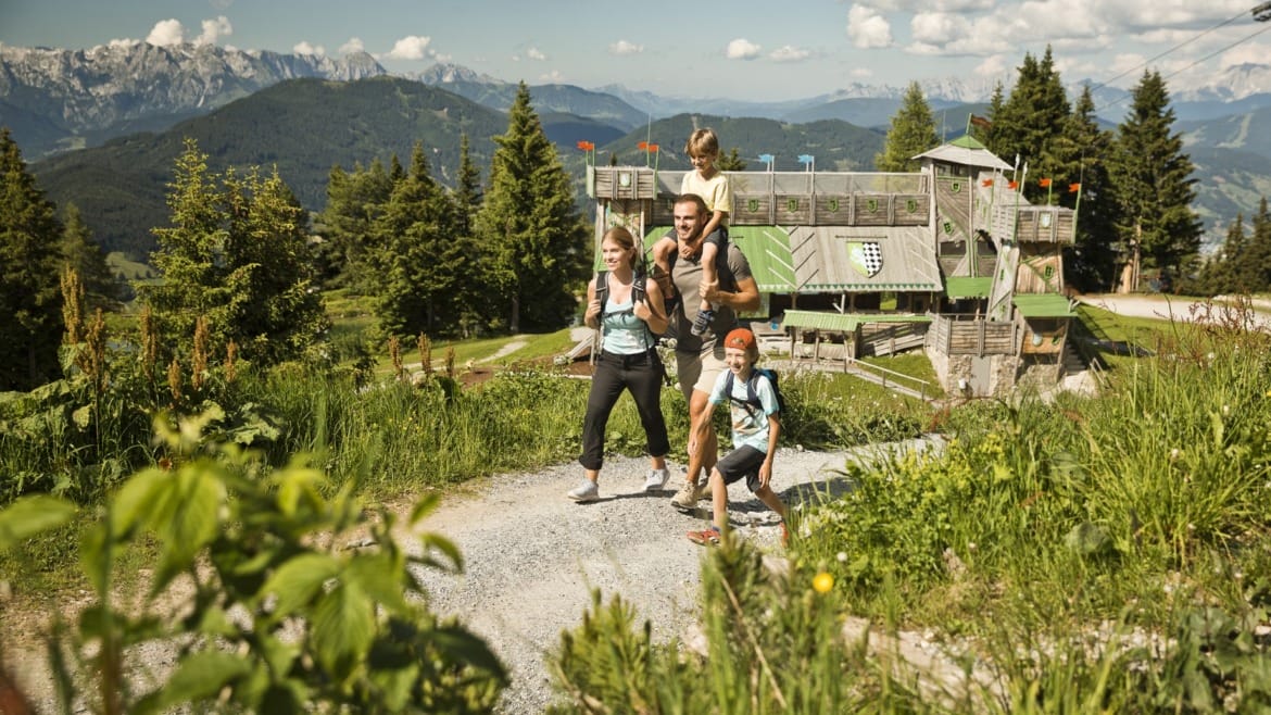 V horní stanici Alpendorf Bergbahnen se přiblížíte zdarma turistickým vláčkem až na vrchol Gernkogelu, kde se nachází rodinný zážitkový park Geisterberg