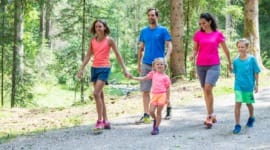 Rodinná procházka lesem v oblasti Altenmarkt-Zauchensee