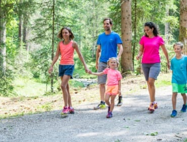 Rodinná procházka lesem v oblasti Altenmarkt-Zauchensee