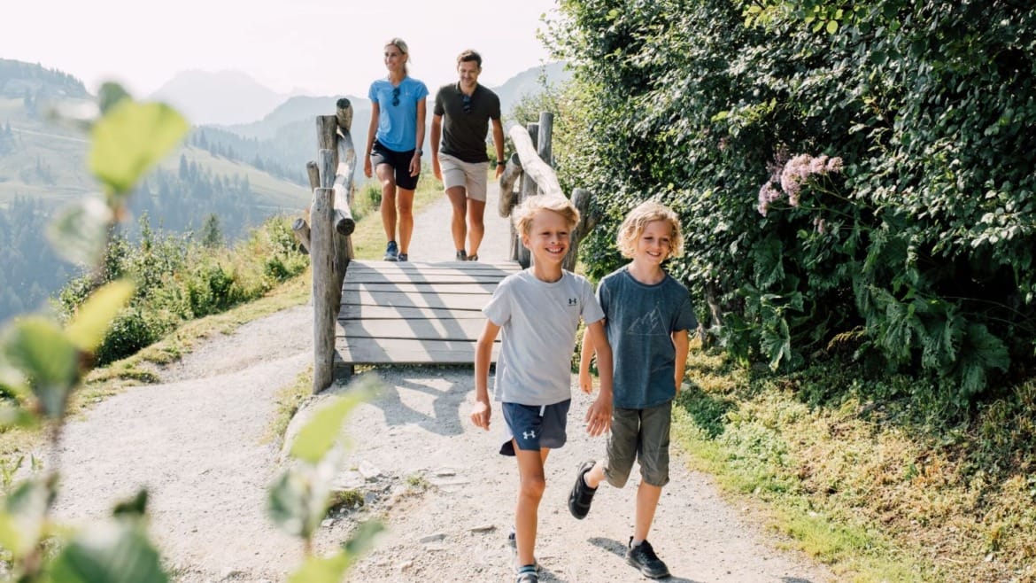 Rodina na výletě na zážitkové hoře Geisterberg s atrakcemi a stanovišti s úkoly