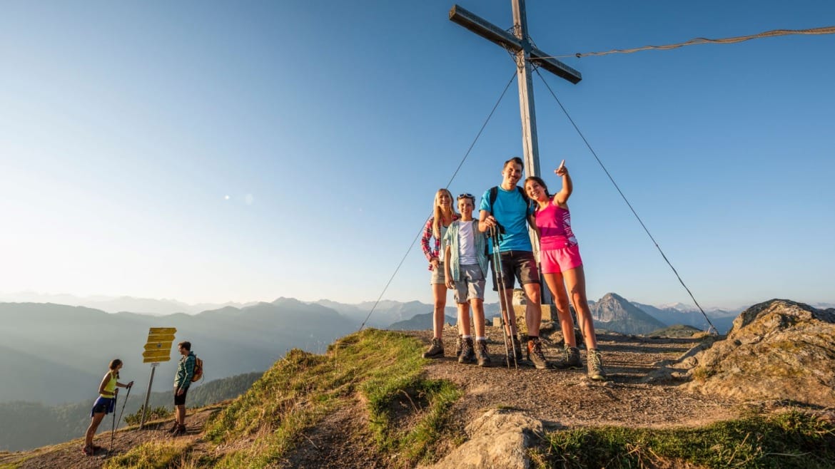 Rodina se rozhlíží od vrcholového kříže na hoře Griessenkar