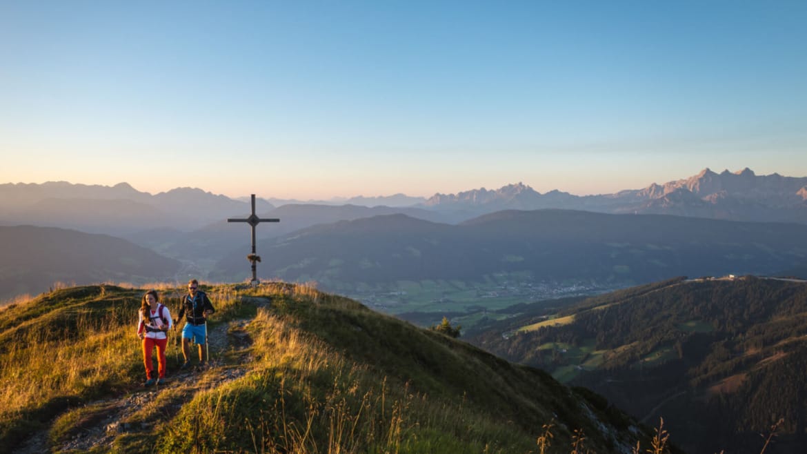 Vrcholový kříž na hoře Lackenkogel, který je součástí turistické výzvy Salzburger Gipfelspiel