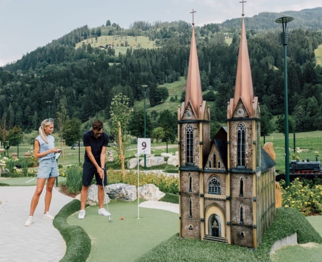 Pongauský dóm je dominantou St. Johann v Salcbursku, ale také jedním ze stanovišť na minigolfovém hřišti.