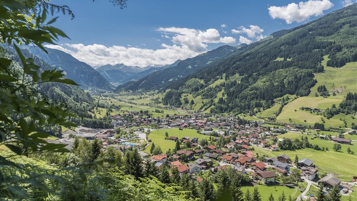 Pohled na Dorfgastein v Gasteinském údolí